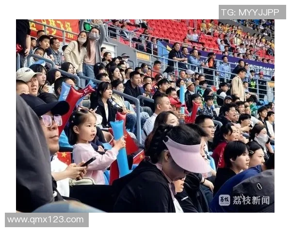 传奇足球明星赛吸引了众多球迷现场观赛热情高涨人气爆棚