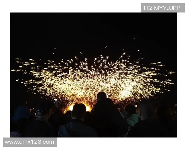 在家欢庆的足球明星点燃烟花绽放璀璨夜空的温馨瞬间